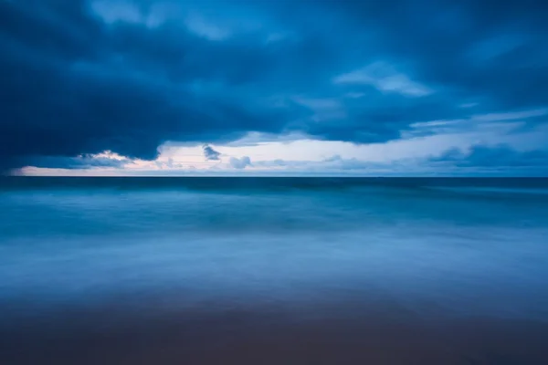 Baltic shore with dramatic sky — Stock fotografie