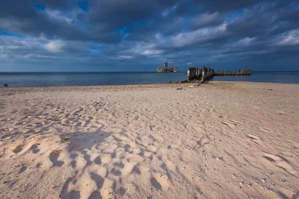 Балтийский берег с драматическим небом — стоковое фото