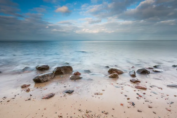 Skalisty brzeg Morza Bałtyckiego — Zdjęcie stockowe