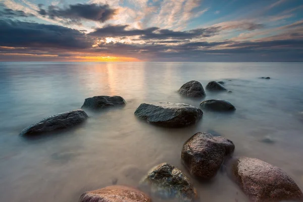 Rocky Baltic sea shore — Stockfoto