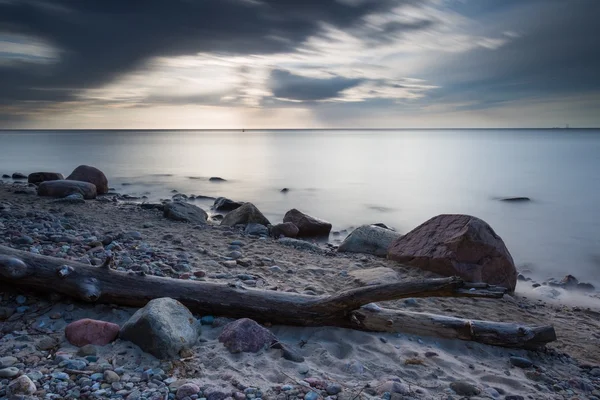 Rocky Baltic sea shore — Stockfoto