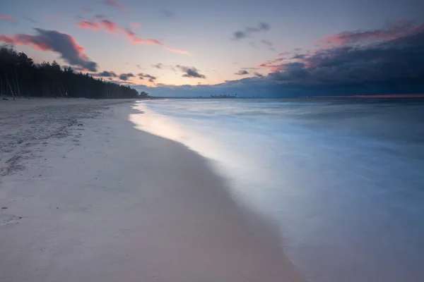 Hermoso paisaje marino con la orilla del mar Báltico después del atardecer —  Fotos de Stock