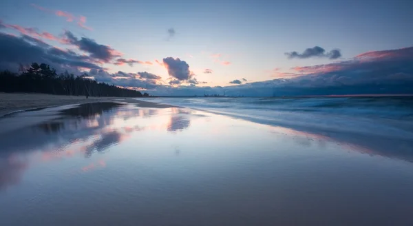 Hermoso paisaje marino con la orilla del mar Báltico después del atardecer —  Fotos de Stock