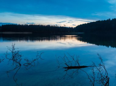 Sunrise güzel vahşi göl üzerinde