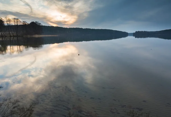 Sunrise güzel vahşi göl üzerinde — Stok fotoğraf