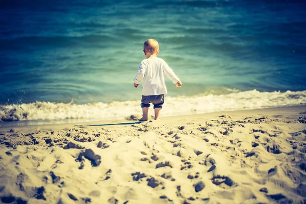 Μικρό παιδί στην ακτή της θάλασσας — Φωτογραφία Αρχείου