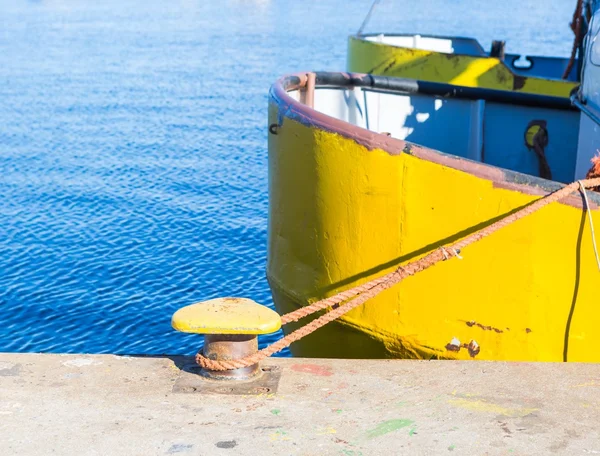 Fischerschiff im Hafen festgemacht — Stockfoto