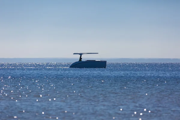 Small ship  on sea surface — Stock Photo, Image