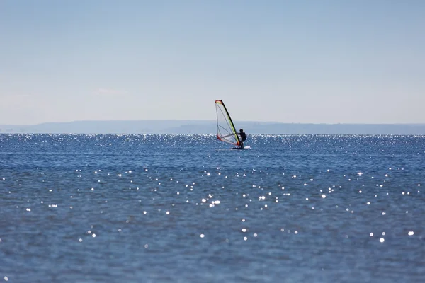 Windsurfer op wateroppervlak — Stockfoto