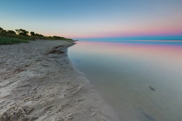 Piękna plaża przed wschodem słońca. — Zdjęcie stockowe