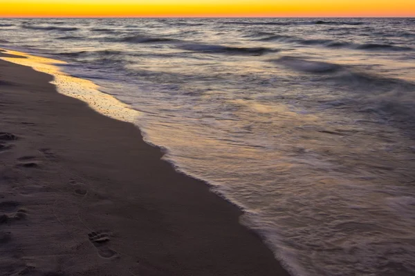 Baltic sea shore efter solnedgången — Stockfoto