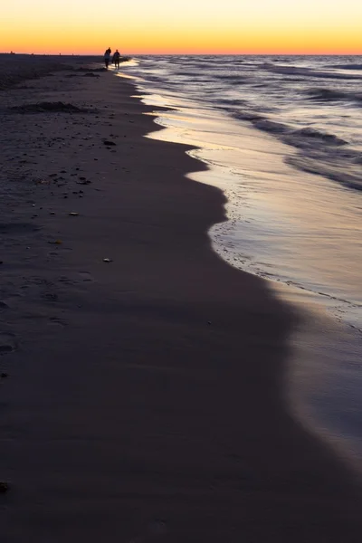 Baltic sea shore efter solnedgången — Stockfoto