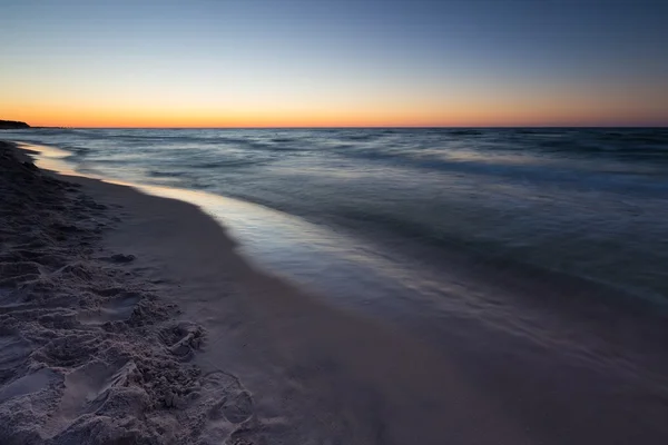 Baltic sea shore efter solnedgången — Stockfoto