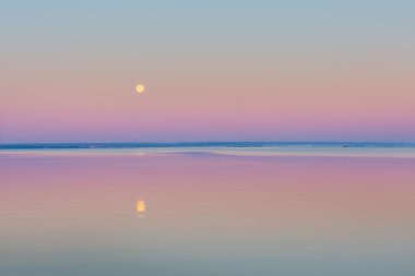 Deniz üzerine küçülmek. Bay moon.