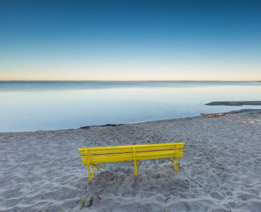 Deniz kıyısında tezgah.
