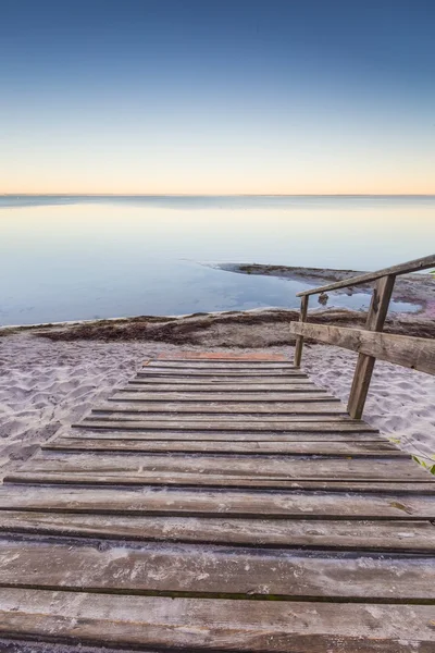 Escaleras de madera que conducen al mar — Foto de Stock