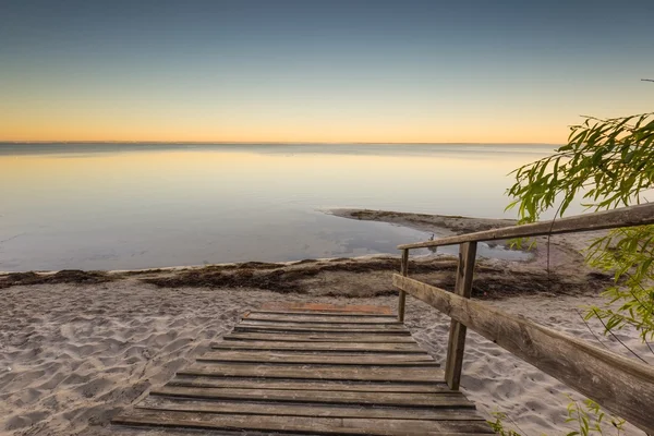 Scale in legno che conducono al mare — Foto Stock