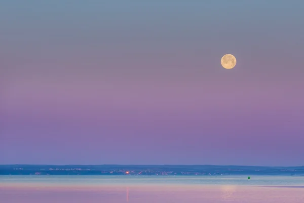 Wane over Sea. Moon over bay. — Stock Photo, Image