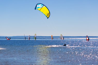 Deniz yüzeyi kitesurfer