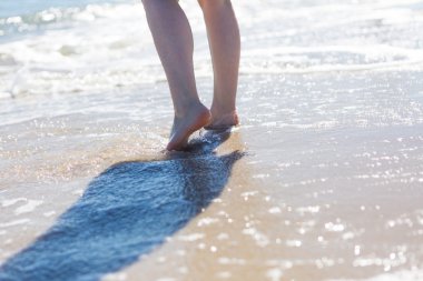 tarafından deniz kıyısında yürüyen kadın