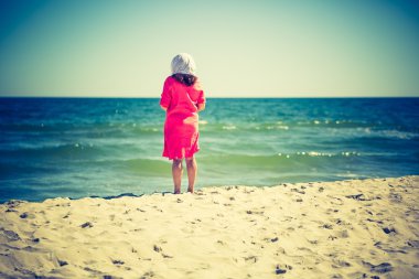 Deniz kıyısında duran kadın