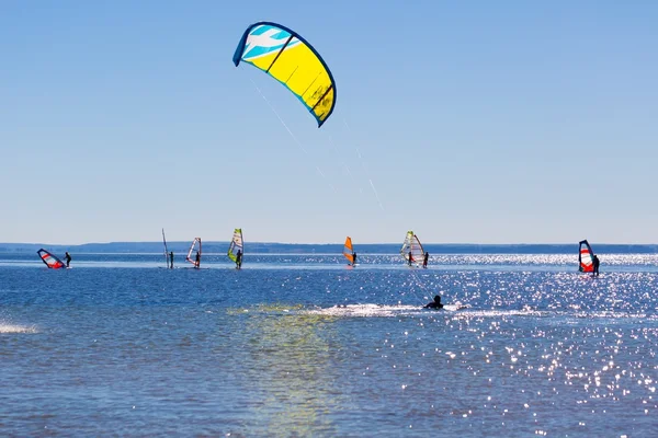 Kitesurfer op zee oppervlak — Stockfoto