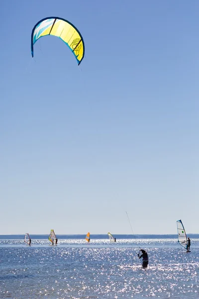 Windsurfistas en superficie de agua — Foto de Stock