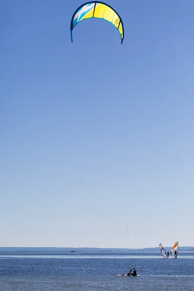 Kitesurfer en la superficie del mar —  Fotos de Stock