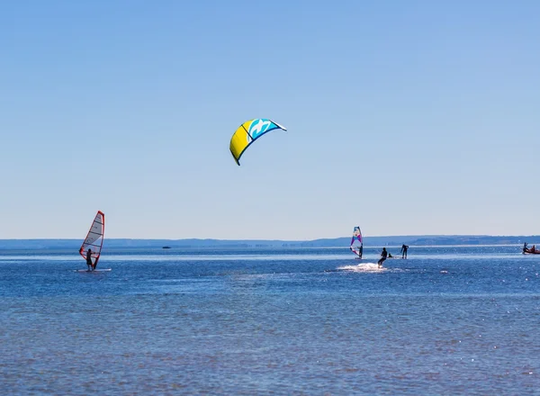 Kitesurfare på vattenytan — Stockfoto