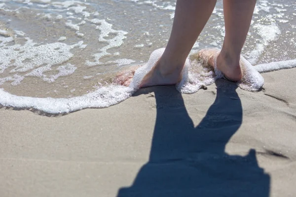 Mulher andando pela costa do mar — Fotografia de Stock
