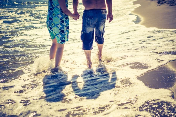 Couple walking by sea shore — Stock Photo, Image