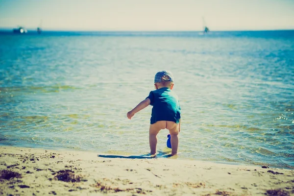 Little child playing on sea shore. — Stock Photo, Image