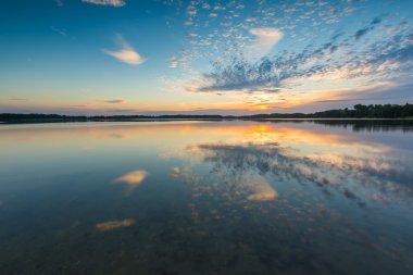 Gün batımında güzel göl