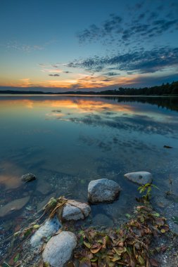 Gün batımında güzel göl