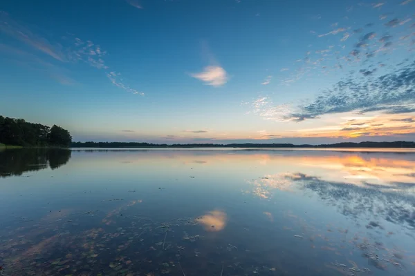Gün batımında güzel göl — Stok fotoğraf