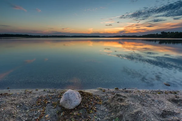 Nádherné jezero na slunce krajina s zamračená obloha odráží ve vodě — Stock fotografie