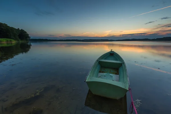 Hermoso atardecer lago con barcos de pescadores — Foto de Stock