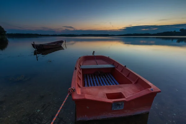 Prachtige zonsondergang met visser boten — Stockfoto