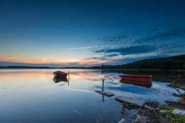 göl kıyısında demirleyen tekneleri