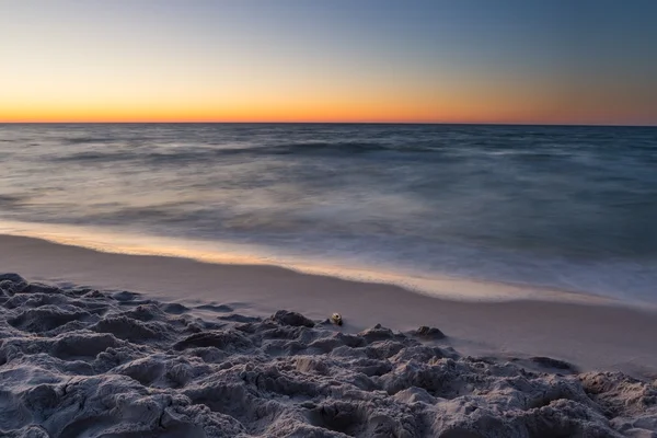 Belo pôr do sol sobre o mar Báltico — Fotografia de Stock