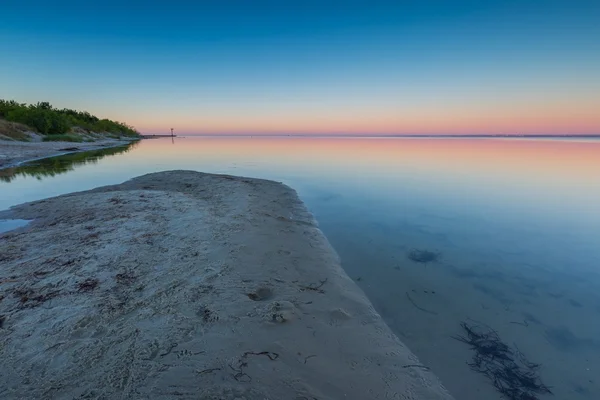 Güneş doğmadan önce güzel plajı — Stok fotoğraf
