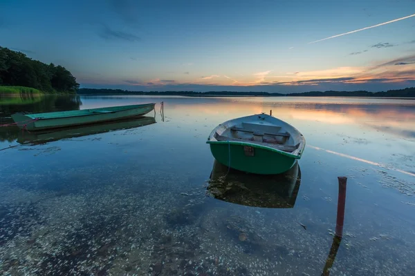 Barche ormeggiate sulla riva del lago — Foto Stock