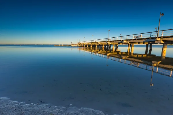 Muelle de madera en la orilla del mar Báltico — Foto de Stock