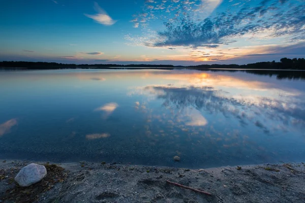 Pôr do sol sobre o lago na Polónia — Fotografia de Stock