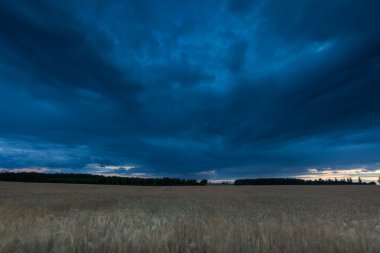 alan üzerinde fırtınalı gökyüzü