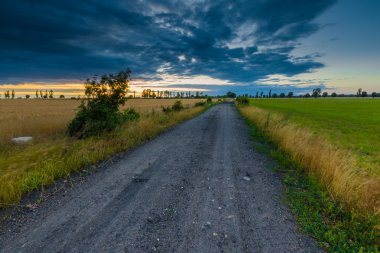 İle karanlık fırtınalı gökyüzü manzara
