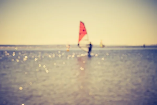 Windsurfistas na superfície do mar — Fotografia de Stock