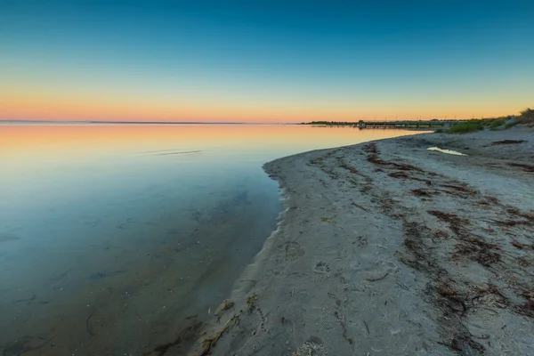 Piękna plaża przed wschodem słońca — Zdjęcie stockowe