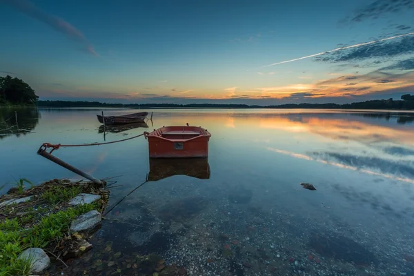 Zonsondergang met visser boten — Stockfoto