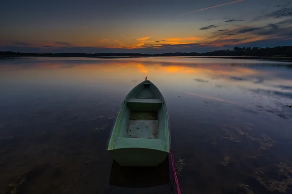 Zonsondergang met visser boot — Stockfoto